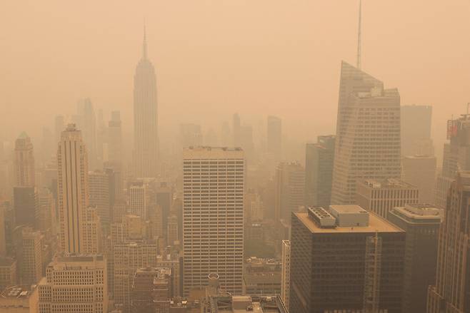 7일 록펠러센터에서 바라본 미국 뉴욕시 맨해튼 지역 건물들이 짙은 산불 연기에 휩싸여 있다. 뉴욕/로이터 연합뉴스