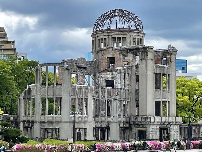 히로시마 평화기념공원 근처에 있는 ‘히로시마 원폭 돔’의 모습. 1915년 상업전시관으로 지어진 이 건물은 1945년 8월6일 히로시마에 원자폭탄이 투하돼 건물 형체만 앙상하게 남아 있다. 원폭 돔은 원폭의 참화와 함께 평화를 호소하는 상징으로 보존되고 있으며 1996년 유네스코 세계유산에 등재됐다. 히로시마/김소연 특파원