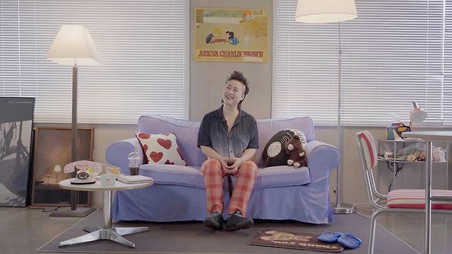 퀴어 아티스트 이반지하가 지난달 22일 서울 마포구의 한 스튜디오에서 경향신문과 인터뷰하고 있다. 이반지하는 퀴어를 뜻하는 한국말 ‘이반’과 작가의 생활공간이자 작업공간을 상징하는 ‘반지하’를 결합한 이름이다. 백준서·양다영 PD