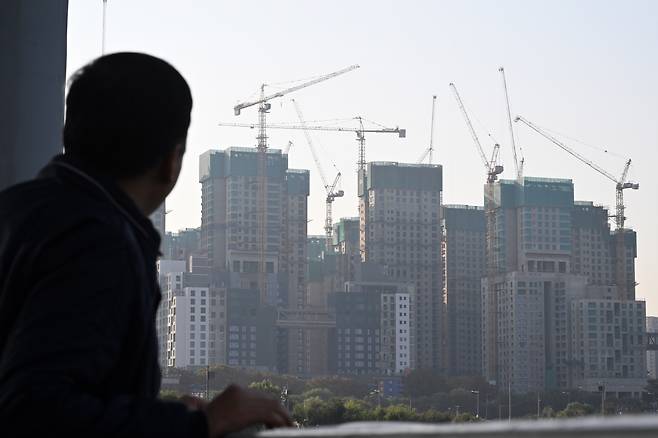 서울 서초구 잠수교에서 한 시민이 반포레미안원베일리 아파트 건설 현장을 바라보고 있다. 임세준 기자