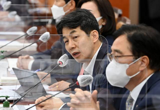 ▲더불어민주당 윤건영 의원이 17일 국회 환경노동위원회에서 열린 근로복지공단 등에 대한 국정감사에서 김문수 경제사회노동위원회 위원장의 발언과 관련해 의사진행 발언을 하고 있다. ⓒ연합뉴스