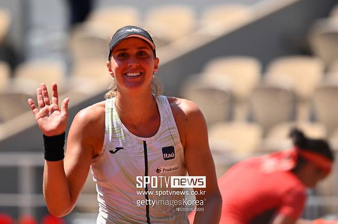 ▲ 2023년 롤랑가로스 프랑스오픈 여자 단식 4강 진출을 확정한 뒤 관중들의 갈채에 답례하는 베아트리스 아다드 마이아