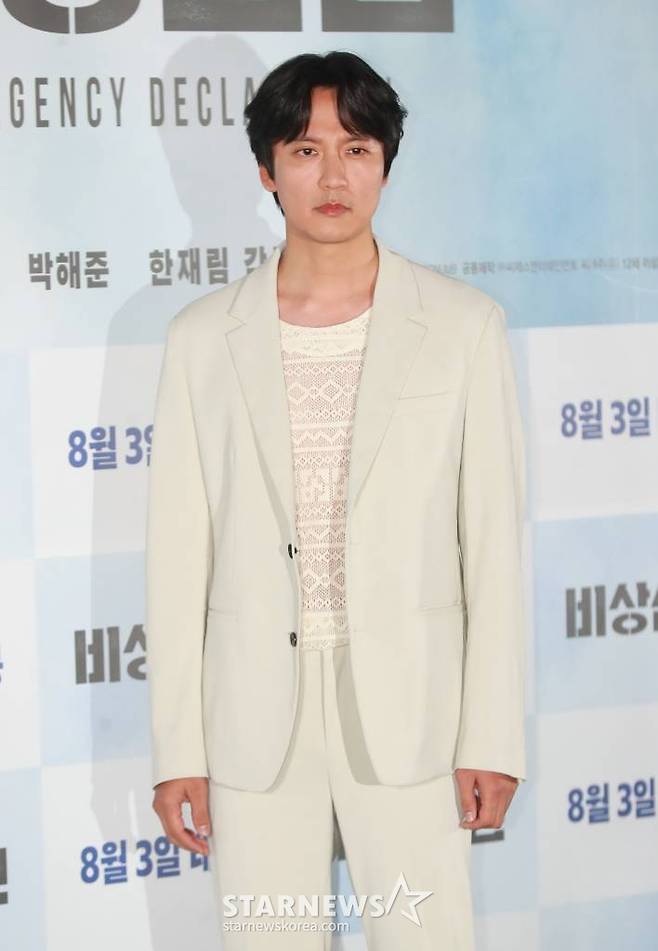 배우 김남길이 25일 오후 서울 강남구 코엑스 메가박스에서 진행된 영화 '비상선언'(감독 한재림) 언론시사회에 참석해 포즈를 취하고 있다. 사상 초유의 항공테러로 무조건적 착륙을 선포한 비행기를 두고 벌어지는 리얼리티 항공재난 영화 '비상선언'은 오는 8월 3일 개봉한다. /2022.07.25 /사진=이동훈 기자 photoguy@