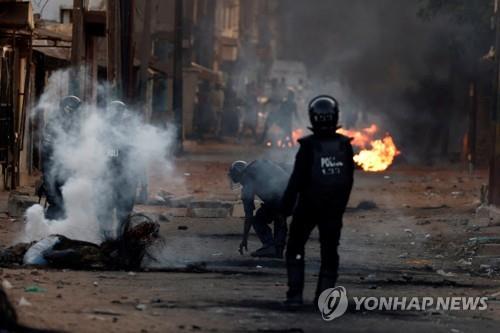 세네갈 야당 지지 시위대-경찰 충돌 [로이터 연합뉴스 자료사진, 재판매 및 DB 금지]