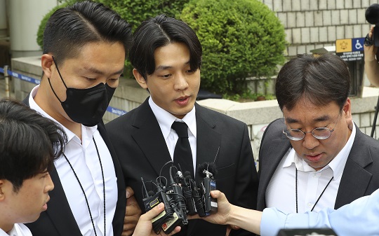 지난달 24일 마약류 투약 혐의로 영장실질심사를 마친 뒤 법원을 나서는 배우 유아인 씨(출처 : 뉴시스)