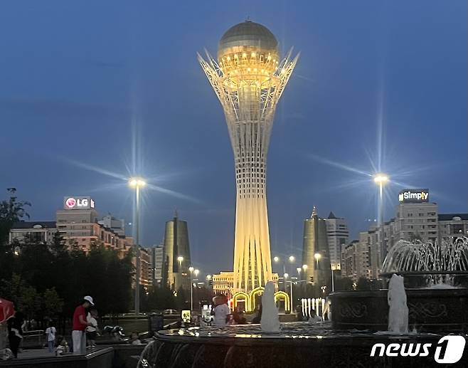 8일(현지시간) 오후 카자흐스탄 수도 중심에 위치한 한 조형물 옆에 대형 LG 전광판 광고가 나오고 있는 모습이 포착됐다. . 2023.06.08/ 뉴스1 ⓒ News1 이유진 기자