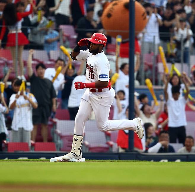 KIA 소크라테스가 7일 광주-기아 챔피언스 필드에서 열린 2023 KBO리그 SSG전에서 3회말 무사 2,3루에서 3점포를 터뜨린 후 그라운드를 돌고 있다. 사진제공 | KIA 타이거즈