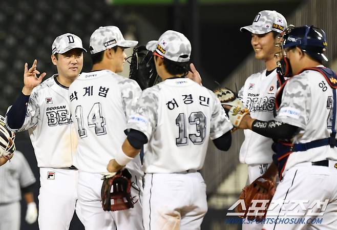 두산을 승리로 이끈 결승타의 주인공 양석환이 하이파이브를 나누고 있다./