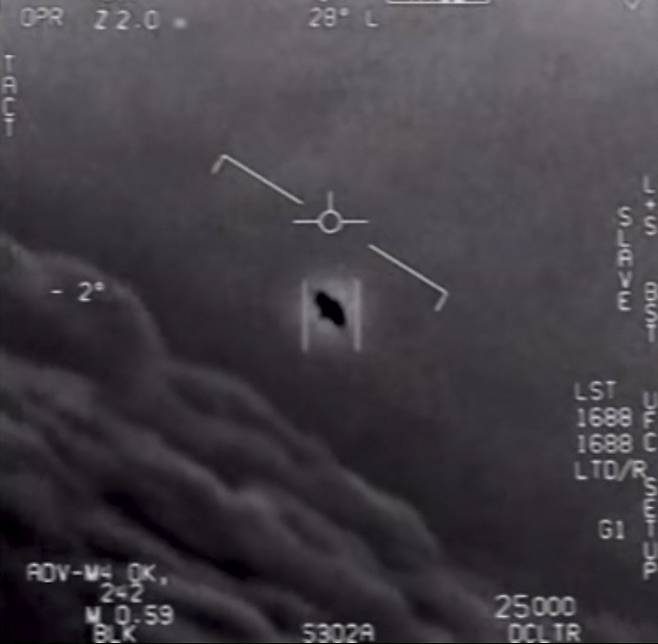 미 국방부가 2021년 공개한 UFO 추정 비행 물체 동영상. 미 항공우주국(NASA·나사)은 UFO 연구를 위한 태스크포스(TF) 팀을 만들고 올해 7월 첫 보고서를 발표할 예정이다. /유튜브 캡처