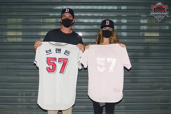 지난해 대체 선수로 영입된 와델의 입국 당시 모습. 두산 베어스 제공