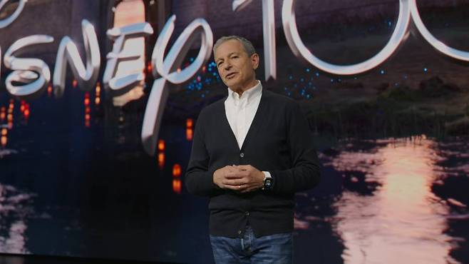 애플 WWDC 2023 비전 발표 도중 등장한 디즈니의 밥 아이거 CEO, 출처: 애플