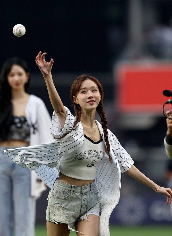 에스파의 윈터가 8일(현지시간) 미국 뉴욕 양키스타디움에서 열린 뉴욕 양키스와 시카고 화이트삭스의 더블헤더 2차전에 앞서 시구하고 있다.AFP=연합뉴스