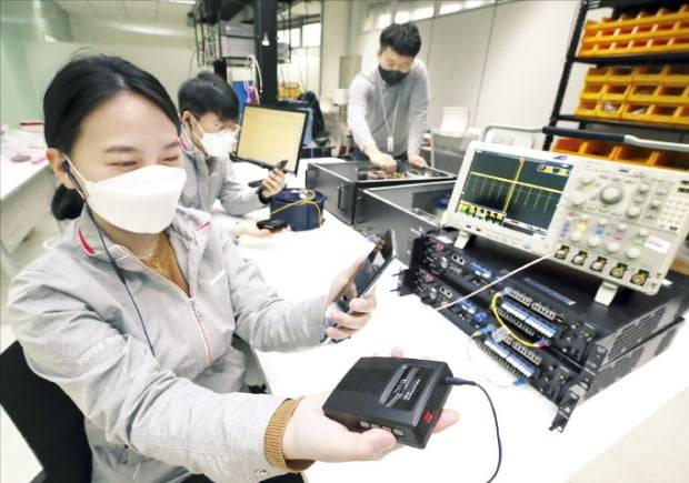 세계 각국의 양자암호통신 개발 경쟁이 갈수록 치열해지고 있다. 사진은 KT연구개발센터 연구원이 양자암호통신 기술을 시연하는 모습. KT 제공