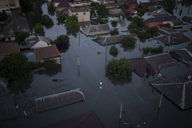 우크라이나 남부 드니프로강 카우호카댐 붕괴 이틀째인 7일(현지시간)  헤르손주 일대가 홍수로 물에 잠겨 있다. AP연합뉴스