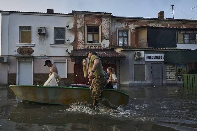 우크라이나 남부 헤르손주 카호우카댐 폭파로 침수된 지역 주민들이 지난 6일(현지시간) 보트를 타고 대피하고 있다. AP연합뉴스