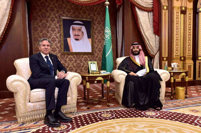 7일(현지시간) 토니 블링컨 미 국무장관(왼쪽)과 무함마드 빈살만 사우디 왕세자가 회담을 하고 있다. [AFP]