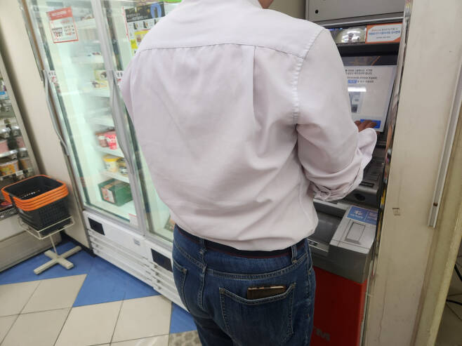 시민이 서울 영등포구 여의도동에 있는 한 편의점에서 ATM기기를 이용해 돈을 인출하고 있다. 김벼리 기자