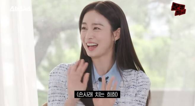 Kim Tae-hee has appeared on entertainment shows for the first time in 13 years.Kim Tae-hee, Kim Seong-oh, and Choi Jae-rim starred in the drama The House with the Yard on the YouTube channel Moonlighting released on June 8th.Kim Tae-hee, who appeared on the show for the first time in a long time, said, I thought I had to go to Moonlighting among various programs. I thought in my mind, but I had to prepare for my personal period because there was an article.I have a nephew who is a high school student. I have a YouTube subscription that I really enjoy, and my aunt said she really wanted me to go out someday, but this is how it came out, he said.Kim Tae-hee, who said he saw Lee Ha-nui, an alumnus of Seoul National University, and actor Han Ga-in, said, It was so much fun, but I do not want to come out.