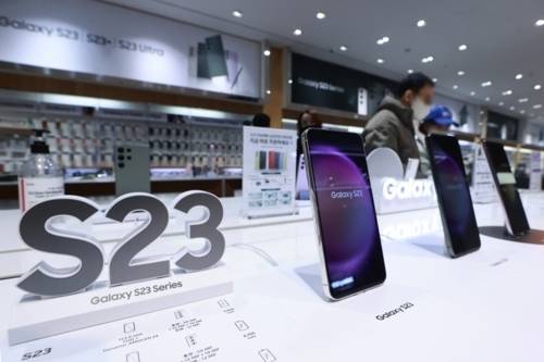 삼성전자는 6일 스마트폰 갤럭시 S23 시리즈가 유럽과 인도, 중남미 등 글로벌 시장에서 전작 대비 1.5~1.7배의 판매율을 기록하고 있다고 밝혔다. 사진은 서울 삼성전자 서초사옥 내 딜라이트샵에 진열된 갤럭시 S23 시리즈 제품. 연합뉴스