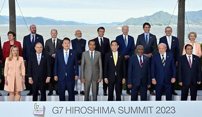 5월20일 참관국 자격으로 G7 정상회의에 참석한 윤석열 대통령(앞줄 왼쪽에서 세 번째)이 각국 정상들과 기념촬영을 하고 있다. ⓒ공동취재