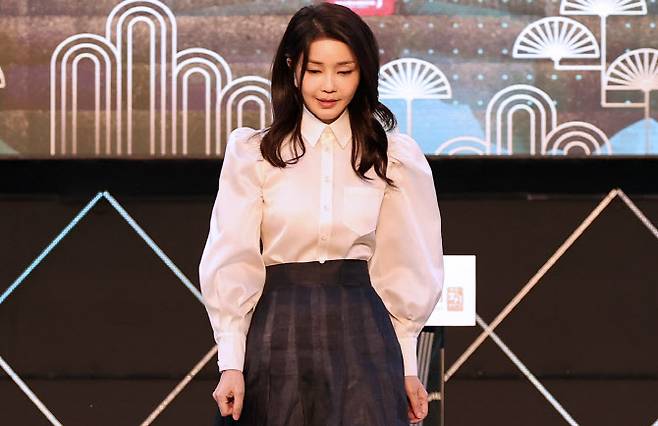 김건희 여사가 9일 충남 서천군 한산모시관에서 열린 제33회 한산모시문화제 개막식에서 축사를 마친 뒤 단상을 내려가고 있다. (사진=대통령실 통신사진기자단)