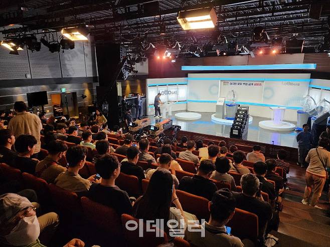 동행복권은 10일 오후 서울 마포구 상암동 MBC사옥 내 한 스튜디오에서 로또 조작 의혹을 불식시키기 위해 대국민 로또 추첨 공개방송을 열었다.(사진=황병서 기자)