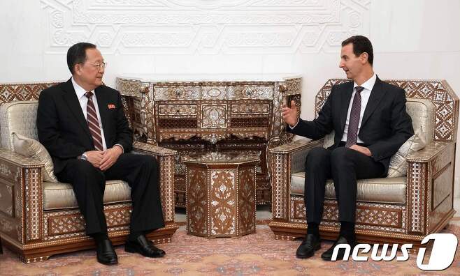 2018년 12월 리용호 북한 당시 외무상이 다마스쿠스를 방문해 바샤르 알아사드 시리아 대통령과 만나고 있다. ⓒ AFP=뉴스1 ⓒ News1 우동명 기자