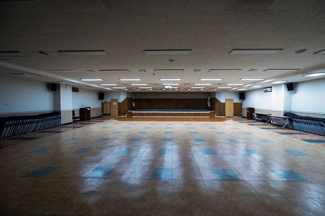 주민 대피 시설로 지정돼 있는 서울 강서구청 지하 2층 지하 상황실. 평소에는 강당으로 쓰이다가 유사시 770㎡(약 233평) 넓이에 최대 933명이 대피할 수 있다. /이건송 영상미디어 기자