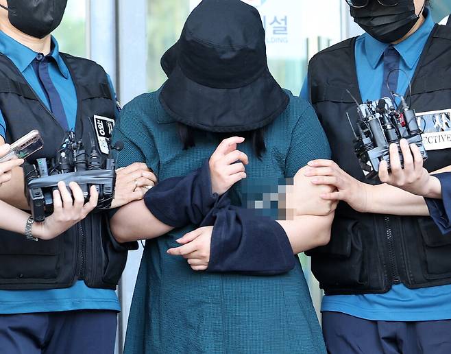 또래 여성을 살해한 혐의를 받는 정유정이 2일 부산 동래경찰서에서 나와 검찰로 송치되고 있다. 연합뉴스