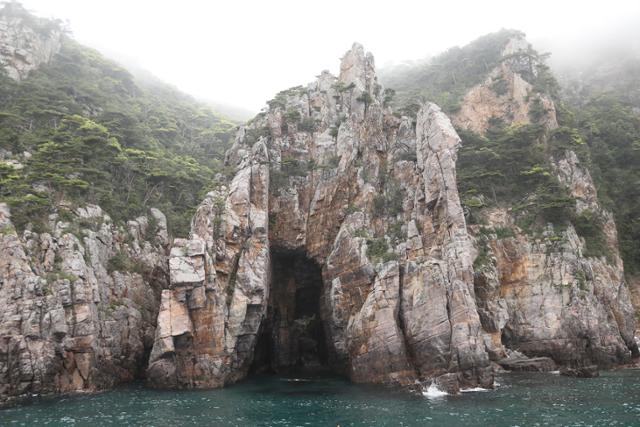홍도유람선에서 본 실금리동굴. ⓒ박준규