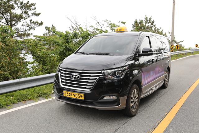 흑산도 일주는 8인까지 탈 수 있는 택시를 주로 이용한다. 흑산개인대형택시 김용현 가이드(010-3747-9717)의 안내로 섬을 한 바퀴 돌았다. ⓒ박준규