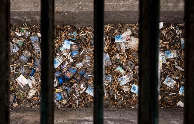 지난해 극심한 수해를 입은 서울 서초구 강남역 인근 빗물받이가 6일 담배 꽁초와 쓰레기로 가득 차 있다. 이한호 기자