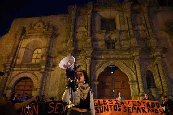 지난 2일 볼리비아의 수도 라파스에서 한 여성이 가톨릭 교회의 학대 혐의 관련해 항의 시위를 하고 있다. 로이터=연합뉴스