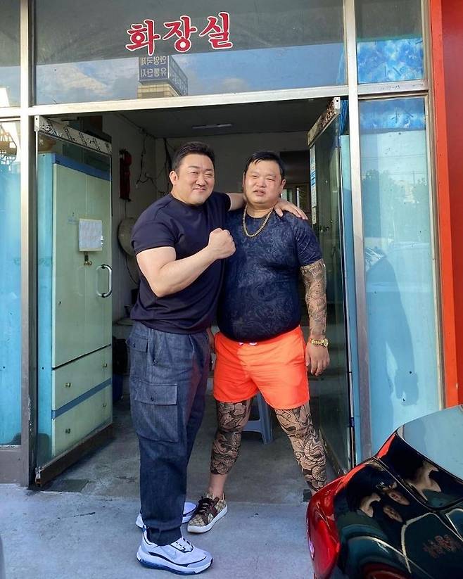 영화 '범죄도시3' 촬영 현장에서 마동석(왼쪽)과 고규필의 모습 (사진출처=마동석SNS)