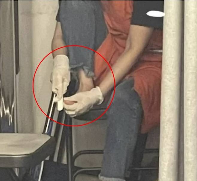 한 온라인 커뮤니티에 더벤티 가맹점의 한 직원이 발 각질을 제거하던 손으로 커피를 제조했다는 내용의 글과 사진이 올라왔다.[사진 = 커뮤니티 갈무리]