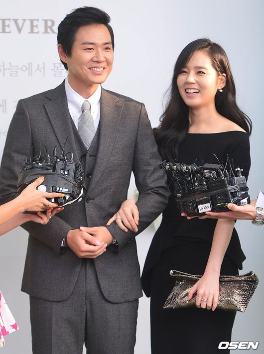 Recently, the entertainment industry has been rocked by a series of marrige news.In particular, actors Tea in the garden and Hyun-kyung Uhm reported on marriage and second generation news during military service.On the 5th, it was announced that Hyun-kyung Uhm and Tea in the garden are in love and are about to marry.The two agents said that they had developed into lovers after the end of the drama and promised to marry each other based on their trust and love, among which a precious new life has come and is waiting for a new life with care and gratitude.In addition, Tea in the garden was enrolled in the Army active duty last November and is currently in the service of military service.The agency said, The marriage ceremony will be held after Tea in the garden. Tea in the garden is scheduled for May next year.After the marriage and the second generation news, Tea in the garden also posted a handwritten letter to the fan cafe.(Hyun-kyung Uhm) always gives me a smile, so he makes me happy, he said. I also wanted to make him happy.He added, I still lack a lot, but I feel that my attitude toward life has changed just by thinking of being the breadwinner of a family. I will continue to try to be a good actor. I will do my best to love and live as the breadwinner of a family.Tea in the garden and Hyun-kyung Uhm were not the first stars to break through the barriers of the army.Big Bang Sun and actor Min Hyo-rin surprised everyone in December 2017 by raising a marriage ceremony a month before the Enlisted of the Sun.Sun, who was in his fourth year of love at the time, said to his instagram that he vowed to spend the rest of his life with Min Hyo-rin, who has always been with me for a long time. I want to decorate a beautiful home with her.I would be grateful if you could bless us for the day ahead. Both companies also officially recognized the marriage theory.Sun and Min Hyo-rin held a marriage ceremony in February of the following year.It was Min Hyo-rin who became a bear god at the same time as the marriage, but they kept their unchanging love for about a year and a half of military service.Taeyang completed his military service without a break in November 2019, and two years later, in November 2021, he held his first son in his arms and received many congratulations.In particular, Yeon Jung-hoon was ahead of active Enlisted in November of the same year.Han Ga-in said, If you can spend your honeymoon happily and happily even if you are seven months old, it will be a precious time. I want to learn the world by living together rather than mature.After that, Yeon Jung-hoon and Han Ga-in held a marriage ceremony in the blessing of many people in April. In November of the same year, Yeon Jung-hoon, which was Enlisted, expired in October 2007.Yeon Jung-hoon was enlisted through KBS2 1 Night 2 Days Season 4 and said, I was worried about my wife that I would be doing well without me.FT Island Choi Min-hwan and Rauboms Yul-hee became the subject of super-fast movements, including the Enlisted marriage ceremony and childbirth.The couple, who announced the marriage in January 2018, held their first son in May of the same year. The marriage ceremony took place five months later in October.Choi Min-hwan, who has worked from public devotion to marriage due to premarital pregnancy in just over a year, was surprised to hear of twin pregnancies in August 2019 ahead of military Enlisted.Choi Min-hwan, who had twin daughters on February 11, 2020 and became a father of three children before Enlisted, was Enlisted as a One-Punch Man of the Army 9th Infantry Division on February 24, about two weeks later, and expired in September of the following year.Choi Min-hwan told MBC Radio Star why he wanted to build a family quickly because he wanted to make my side.As for the pregnancy news ahead of the military Enlisted, I had planned the second, but the army was not in the plan.I wanted to postpone Enlisted, but Yul-hee told me that I should think about the members and that I could do well because I raised the first one. Bus Coverskar Beom-Jun Jang and actress Song Ji-soo (Song Seung-a) have delayed military Enlisted for marriage and childbirth.Beom-Jun Jang announced the marriage plan in December 2013 through a fan caf , revealing the pregnancy of the prospective bride.In particular, Beom-Jun Jang was originally planning to enlist the army, but she rushed the marriage by postponing Enlisted due to Songs pregnancy.The two men married in April 2014 and held their first daughter in July of the same year.Enlisted in May 2017, Beom-Jun Jang was discharged from the Army in September 2018 due to a ruptured cruciate ligament while serving as a One-Punch Man.Former national figure skaters Kim Yu-na and Forestella Ko Woo-rim married in October last year after three years of devotion.Ko Woo-rim said, After five years of activities, I met a precious relationship and held a marriage ceremony in October this year, adding, After a lot of thought and consideration, I made a very meaningful big decision in my life.Ko Woo-rim, who was born in 1995, turned 29 this year.Recently, Ko Woo-rim has to be Enlisted soon as the stars of 1995 are Enlisted one by one.However, Ko Woo-rims agency, Bit Interactive, said, Enlisted time has not yet been set, he said. We will serve normally according to the Ministry of National Defense guidelines.SNS, DB
