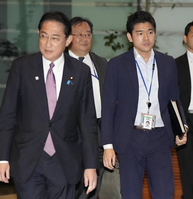 기시다(제일 왼쪽) 일본 총리와 장남 쇼타로(왼쪽에서 세 번째) 전 총리 비서관 [교도 연합뉴스 자료사진. 재판매 및 DB 금지]