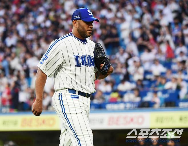 10일 대구 삼성라이온즈파크에서 열린 롯데와 삼성의 경기. 6회초 2사 2루 김민수에게 적시타를 허용한 수아레즈가 마운드를 내려오고 있다. 대구=정재근 기자 cjg@sportschosun.com/2023.6.10/