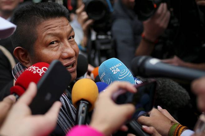 아마존 정글에서 경비행기 추락후 실종됐던 4명의 어린이 생존자의 할아버지 피덴시오 발렌시아가 중앙군 병원 근처에서 언론과 인터뷰를 하고 있다./로이터 뉴스1