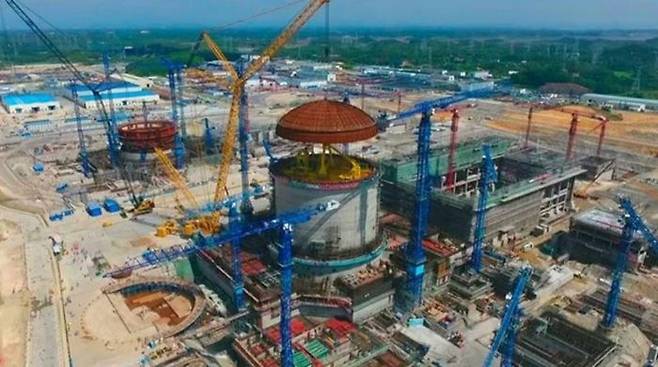 중국이 경제발전에 따른 전력부족과 탄소배출 문제를 해결하기 위해 원자력발전소 건설에 박차를 가하고 있다. 사진은 2018년 5월 중국 광시좡족자치구 팡청강 원전 건설 현장. ⓒ AP/연합뉴스