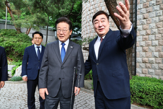 이재명 더불어민주당 대표가 지난 8일 저녁 성북구 중국대사관저에서 싱하이밍 주한 중국대사를 만나고 있다. <연합뉴스>