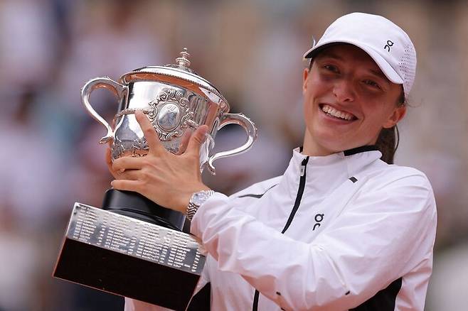 폴란드의 이가 시비옹테크가 10일(현지시각) 프랑스오픈 테니스 여자 단식 결승전에서 체코의 카롤리나 무호바를 꺾고 우승한 뒤 기뻐하고 있다. 파리/AFP 연합뉴스