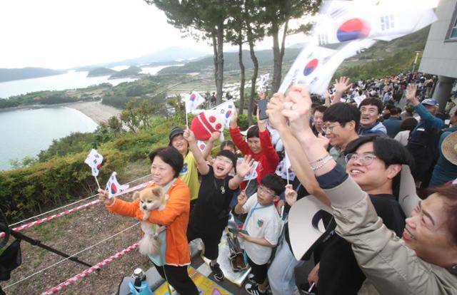 지난달 25일 오후 6시 24분 전남 고흥군 나로우주센터에서 한국형 우주발사체 누리호가 발사되자 고흥우주발사전망대에 모여든 관람객들이 환호하고 있다. 뉴스1