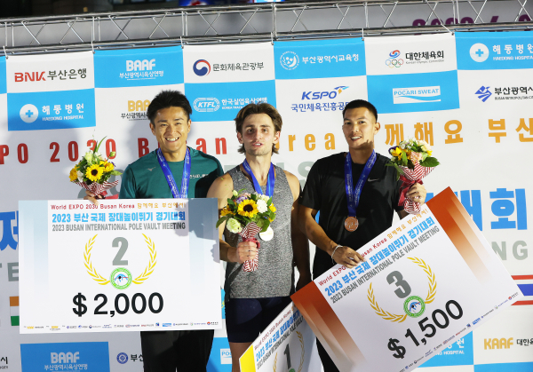 2023 부산국제장대높이뛰기경기대회 남자부 수상자들의 모습. 대한육상연맹 제공