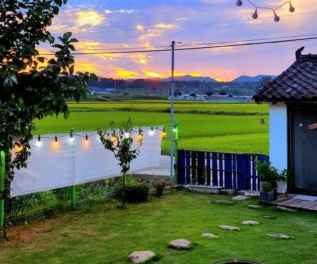 노을이 지고 있는 시골집.