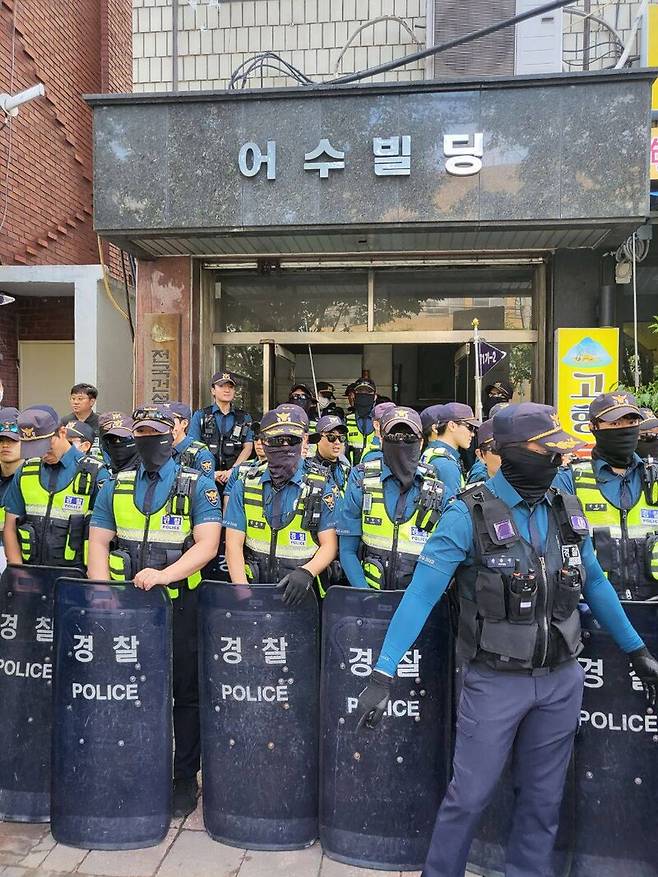 ▲경찰은 9일 서울 영등포구 건설노조 사무실 진입을 통제하고 압수수색했다. 사진=건설노조 제공