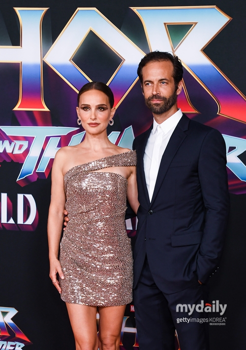 Nathalie Portman, 42, who won the Academy Award for Best Actress for Black Swan, was spotted getting angry at her husband Benjamin Milfeed, 46, for cheating on her with a 25-year-old environmental activist woman.According to a photo released by Page Six on the 10th (local time), Portman sat on a bench in the park and had a heated conversation with her husband, wiping away tears during the conversation.Its the first time the couple have been seen together since news broke that Milefeed was having an affair with Camille Trevor Etienne, 25, a glamorous young environmental activist.Since the alleged affair, the couple has been trying to keep the family together. One source said, They havent broken up and theyre trying to work things out. Ben is doing his best to get Nathalie to forgive him.He said he loved her and their family.Portman is also said to be putting up with it for her son Aleph, 12, and daughter Amalia, six.However, it is noteworthy that such a mood of reconciliation will change due to the emotional explosion in Park.Trevor Etienne, meanwhile, has about 300,000 Best Doctors followers on Instagram and is an activist for climate change and social justice.I am friends with Greta Thunberg, a global environmental activist.In addition, Trevor Etienne has appeared on several TV shows to voice Jasins beliefs.In November 2022, he argued in a video of Jasins appearance that democracy is a system that guarantees the right to challenge unjust political decisions.As a writer, he is also known to have written a book entitled  ⁇   ⁇   ⁇   ⁇   ⁇   ⁇   ⁇   ⁇   ⁇   ⁇   ⁇   ⁇   ⁇   ⁇   ⁇   ⁇   ⁇   ⁇   ⁇   ⁇   ⁇   ⁇   ⁇ .Trevor Etienne has made several short films about the environment, and was named one of the 50 Best Doctors France Women of 2020 by Frances Vanity Fair.