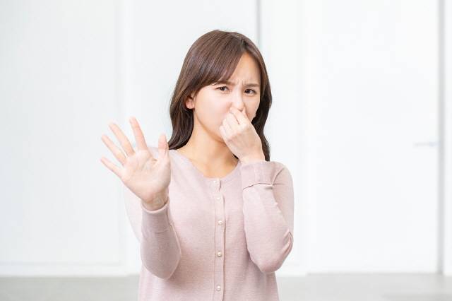 입에서 음식물이 썩는 듯한 냄새가 나면서 신물이 올라온다면 역류성 식도염일 가능성이 크다./사진=클립아트코리아
