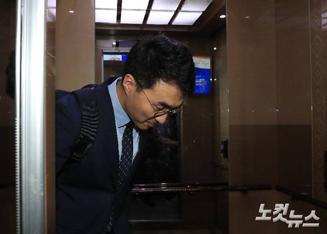 가상자산(코인) 논란으로 더불어민주당을 탈당한 무소속 김남국 의원이 사무실을 나서고 있다. 윤창원 기자