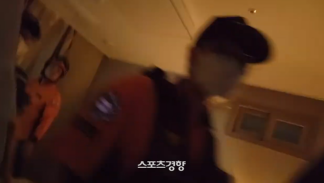 신고를 받고 출동한 구조대원이 라이브를 중단시키는 모습도 방송에 담겼다. 유튜브 방송화면